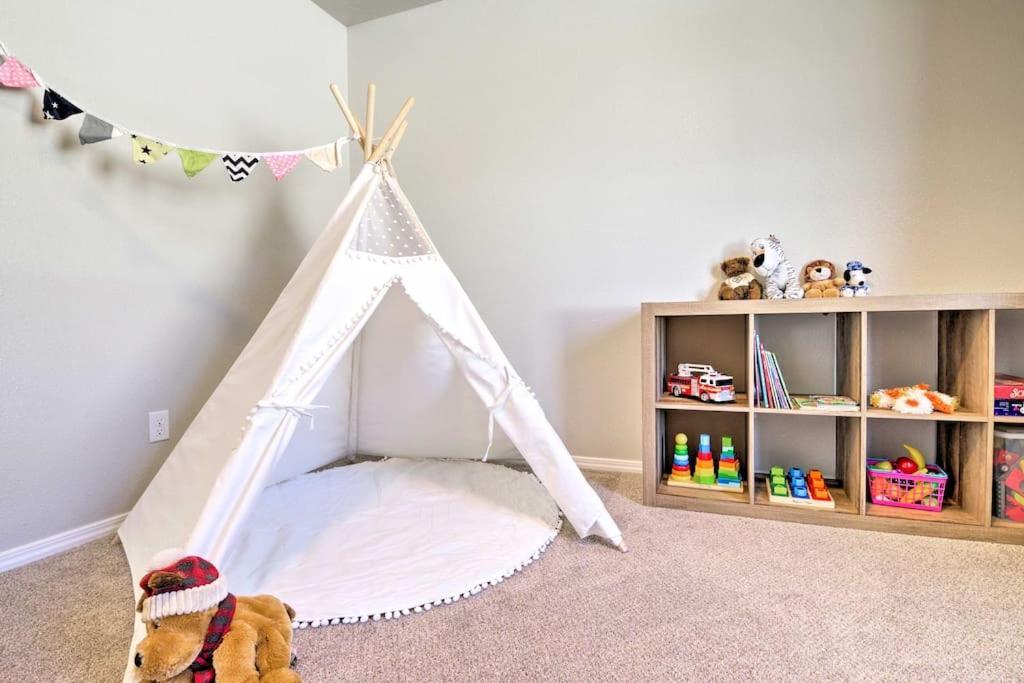 Family Friendly Playroom Garage Колдвелл Екстер'єр фото
